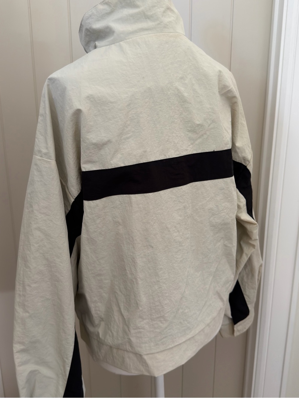 Lioness Essential Windbreaker - Picture 8 of 9